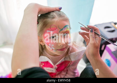 Bambina avente il suo volto dipinto Foto Stock