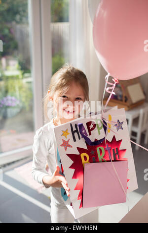 Ragazza con regalo di compleanno e un palloncino Foto Stock