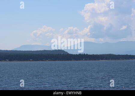 Coste canadesi blu acqua e montagna costa. Uno splendido scenario incredibilmente fantastico. Foto Stock