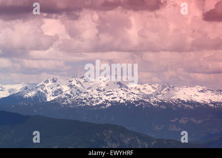 Montagne canadesi in scena e sullo sfondo la pubblicità ideale,siti web. Foto Stock