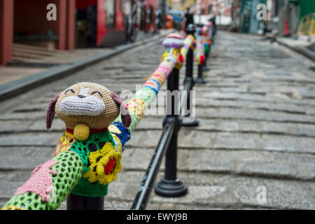 Filo-bombardamento opere dell'artista Esther Poon su Pottinger street, in Hong Kong, Centrale. Foto Stock