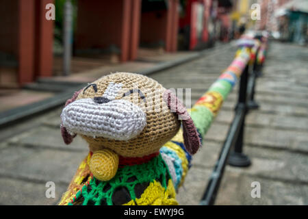 Filo-bombardamento opere dell'artista Esther Poon su Pottinger street, in Hong Kong, Centrale. Foto Stock