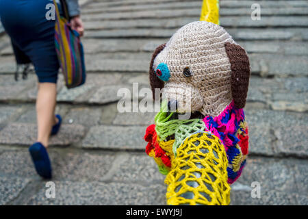 Filo-bombardamento opere dell'artista Esther Poon su Pottinger street, in Hong Kong, Centrale. Foto Stock