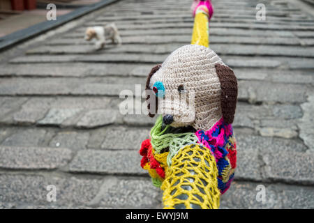 Filo-bombardamento opere dell'artista Esther Poon su Pottinger street, in Hong Kong, Centrale. Foto Stock