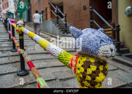 Filo-bombardamento opere dell'artista Esther Poon su Pottinger street, in Hong Kong, Centrale. Foto Stock