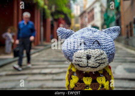 Filo-bombardamento opere dell'artista Esther Poon su Pottinger street, in Hong Kong, Centrale. Foto Stock