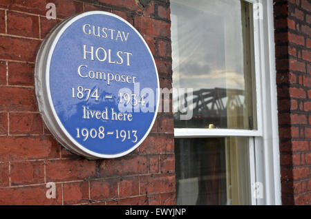 Targa blu per il compositore Gustav Holst on the Terrace, Barnes London, SW13, Inghilterra, Regno Unito Foto Stock