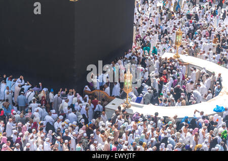 La Mecca, Arabia Saudita-MAC 09, 2015: un ampio angolo di visione di musulmani pellegrini circumambulate la Kaaba in senso antiorario a Masjidil Hara Foto Stock