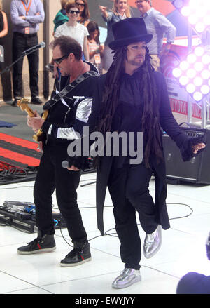 New York, New York, Stati Uniti d'America. 2 Luglio, 2015. Musicista ROY fieno e cantante Boy George dalla cultura Club eseguire su "Mostra oggi" "rifà giovedi' estate una serie di concerti tenuti presso il Rockefeller Plaza. Credito: Nancy Kaszerman/ZUMAPRESS.com/Alamy Live News Foto Stock