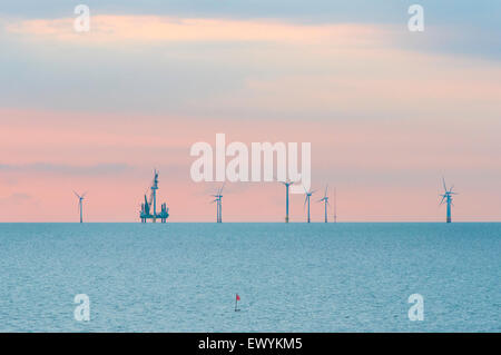 Hampton, Herne Bay, Kent, Regno Unito. 2 Luglio, 2015. Installazione di nuove turbine eoliche sul Kentish Flats Wind Farm nell'estuario del Tamigi off Herne Bay / Whitstable Kent. A circa 6 miglia dalla costa, la fattoria eolica nave di sostegno Nettuno può essere visto l'installazione di nuove turbine. Credito: Paul Martin/Alamy Live News Foto Stock