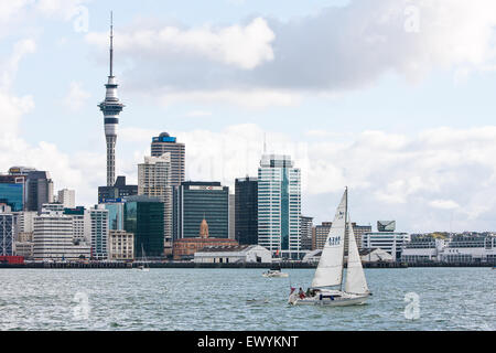 Barche a vela nel porto di Auckland con CBD Downtown e Sky Tower. La città delle vele. Auckland, Nuova Zelanda Foto Stock