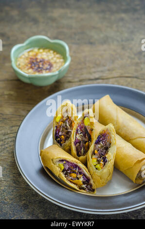 Fried Cinese Tradizionale involtini primavera cibo, cucina asiatica Foto Stock