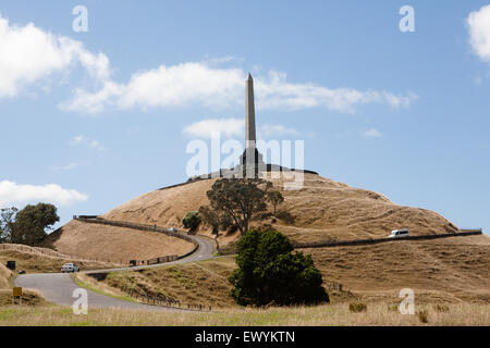 Vista di One Tree Hill,(Maungakiekie) e l'Obelisco,Auckland, Nuova Zelanda Foto Stock