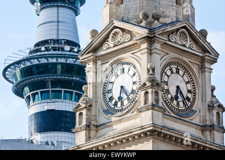 Il Municipio di Clock Tower su Queen Street e moderna Torre del Cielo, Auckland, Nuova Zelanda Foto Stock