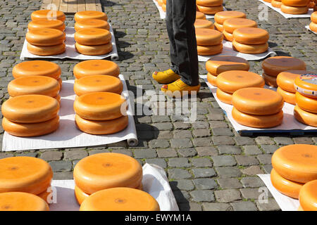 Un uomo che indossa gli zoccoli a Gouda Mercato del formaggio a Gouda, Paesi Bassi. Il formaggio si svolge il mercato settimanale per tutta l'estate. Foto Stock