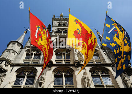 Bandiere volare dal municipio di Gouda nei Paesi Bassi. L'edificio in stile gotico risale alla metà del XV secolo. Foto Stock