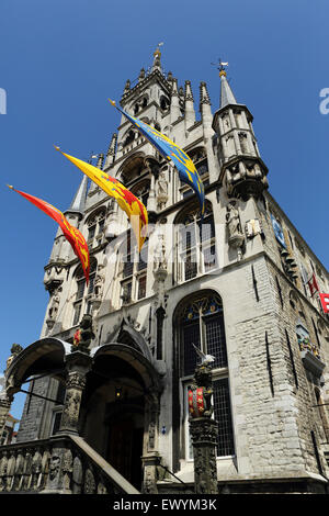 Bandiere volare dal municipio di Gouda nei Paesi Bassi. L'edificio in stile gotico risale alla metà del XV secolo. Foto Stock