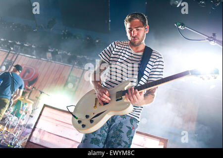 Freiburg, Germania. 2. Luglio, 2015. Niels Grštsch (chitarra) da della rock band tedesca Revolverheld suona dal vivo durante un concerto al ZMF music festival in Freiburg, Germania. Foto: Miroslav Dakov/ Alamy Live News Foto Stock