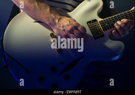 Freiburg, Germania. 2. Luglio, 2015. Niels Grštsch (chitarra) da della rock band tedesca Revolverheld suona dal vivo durante un concerto al ZMF music festival in Freiburg, Germania. Foto: Miroslav Dakov/ Alamy Live News Foto Stock