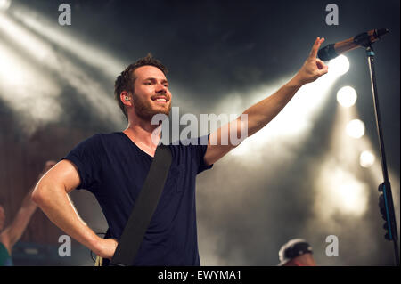 Freiburg, Germania. 2. Luglio, 2015. Niels Grštsch (chitarra) da della rock band tedesca Revolverheld interagisce con il pubblico durante un concerto dal vivo al ZMF music festival in Freiburg, Germania. Foto: Miroslav Dakov/ Alamy Live News Foto Stock