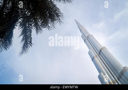 Il Burj Khalifa, il più alto edificio nel mondo (Dubai, UAE), rivolto al cielo Foto Stock