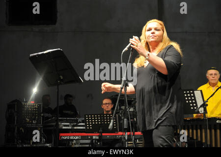 Pozzuoli, Italia. 02Luglio, 2015. Musica dal vivo a Pozzuoli, Tribunal Mist Jazz Band live a Pozzuoli per il famoso ' Pozzuoli Jazz Festival 2015'. Pozzuoli Jazz Festival ( PJF ) è un festival di musica jazz, tenutosi nella città di Pozzuoli; esso consiste in una serie di concerti con artisti di fama internazionale ospiti italiani e stranieri che sono detenuti in luoghi significativi di Pozzuoli e i Campi Flegrei. © Paola Visone/Pacific Press/Alamy Live News Foto Stock