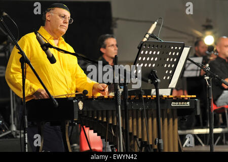 Pozzuoli, Italia. 02Luglio, 2015. Musica dal vivo a Pozzuoli, Tribunal Mist Jazz Band live a Pozzuoli per il famoso ' Pozzuoli Jazz Festival 2015'. Pozzuoli Jazz Festival ( PJF ) è un festival di musica jazz, tenutosi nella città di Pozzuoli; esso consiste in una serie di concerti con artisti di fama internazionale ospiti italiani e stranieri che sono detenuti in luoghi significativi di Pozzuoli e i Campi Flegrei. © Paola Visone/Pacific Press/Alamy Live News Foto Stock