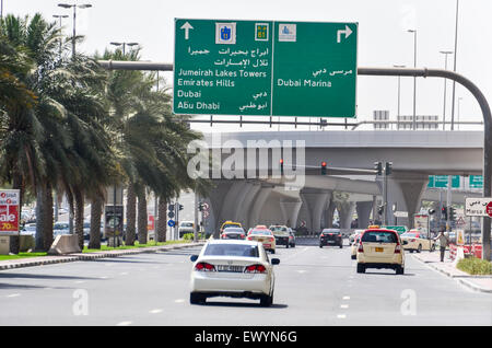 Le strade di Dubai, UAE e indicazioni per Marina, Abu Dhabi, Emirates Hills, Jumeirah Lake Towers Foto Stock