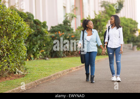 Piuttosto africana di studenti del college camminare insieme nel campus Foto Stock