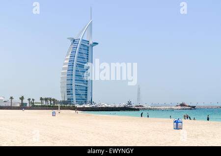 Il Burj Al Arab, un hotel fantastico a Dubai e turisti sulla spiaggia Foto Stock