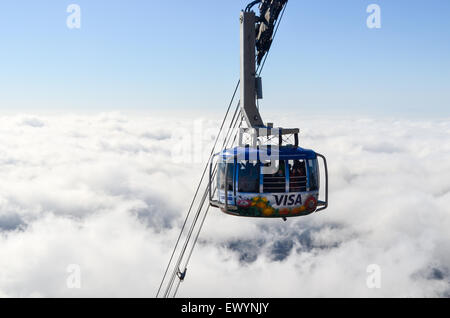 Cabinovia di Table Mountain cabinovia, Cape Town, passando nel cielo sopra le nuvole Foto Stock