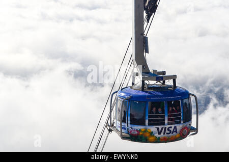 Cabinovia di Table Mountain cabinovia, Cape Town, passando nel cielo sopra le nuvole Foto Stock