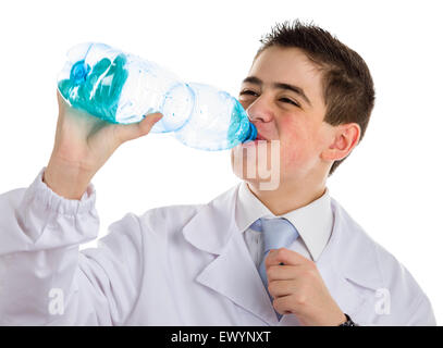 Un ragazzo medico in cravatta blu e mantello bianco di bere acqua da bottiglie di plastica. La sua pelle acne non ha ben ritoccata Foto Stock