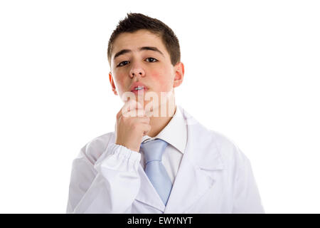 Un ragazzo medico in cravatta blu e mantello bianco tenendo la sua mento mentre pensare. La sua pelle acne non ha ben ritoccata Foto Stock