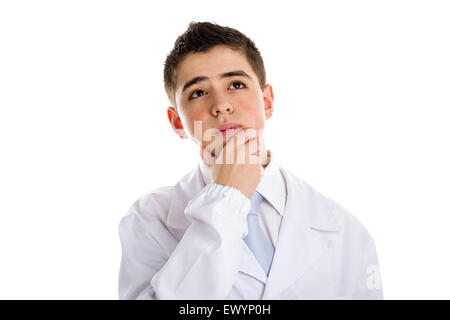 Un ragazzo medico in cravatta blu e mantello bianco tenendo la sua mento mentre pensare. La sua pelle acne non ha ben ritoccata Foto Stock