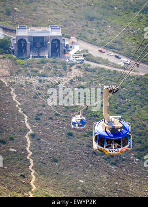 Cabinovia di Table Mountain cabinovia, Cape Town, passando nel cielo sopra le nuvole Foto Stock