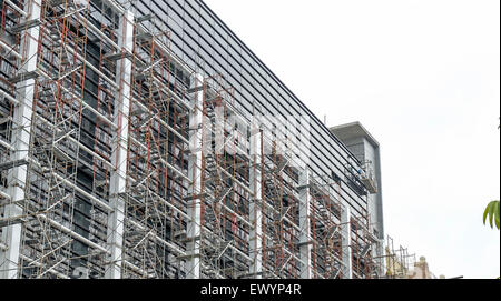 Edificio in vetro in fase di costruzione Foto Stock