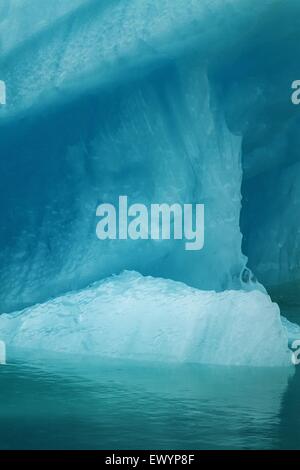 Dettaglio della grande turchese iceberg galleggianti sull'acqua in Alaska con la riflessione Foto Stock