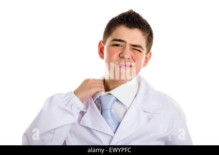 Un ragazzo medico in cravatta blu e mantello bianco tirando il suo collare con il dito a causa di disagio. La sua pelle acne non ha ben ritoccata Foto Stock