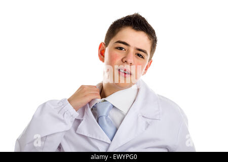 Un ragazzo medico in cravatta blu e mantello bianco tirando il suo collare con il dito a causa di disagio. La sua pelle acne non ha ben ritoccata Foto Stock