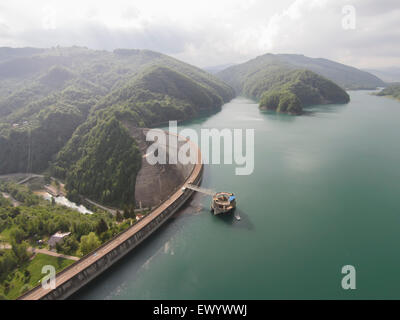 Accumulazione di acqua da un fiume valle tra le montagne formando una diga artificiale Foto Stock