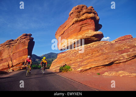 Cindy Burkart e Bruce Ruff in bicicletta nel Giardino degli dei, Colorado SSprings, Colorado USA Foto Stock