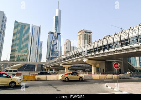 Jumeirah Lake Towers, vicino alla Marina di Dubai, UAE e ponte sopra l'autostrada per la stazione della metropolitana Foto Stock