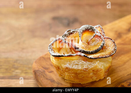 Apple forma dessert rosa su sfondo di legno Foto Stock