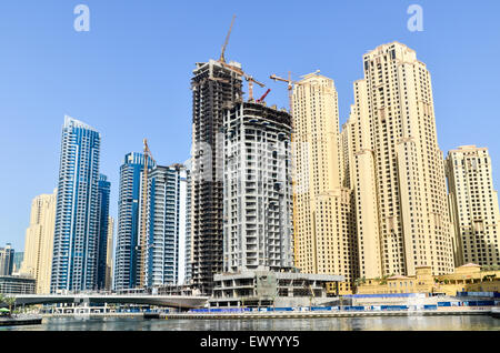 La costruzione di nuove torri, elevato aumento di edifici residenziali, e gli alberghi della Marina di Dubai, Emirati Arabi Uniti Foto Stock