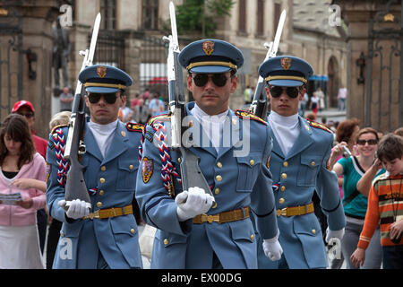 Cambio della guardia, il Castello di Praga, Hradčany, Praga, Repubblica Ceca Foto Stock