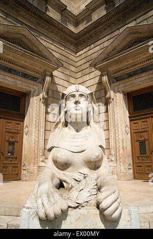 Sphinx statua che si trova nella parte anteriore del Teatro dell'Opera Ungherese, Budapest, Ungheria Foto Stock