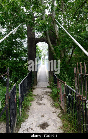 Il percorso che conduce al Ponte Girevole Llandeilo Carmarthenshire Galles Cymru REGNO UNITO GB Foto Stock