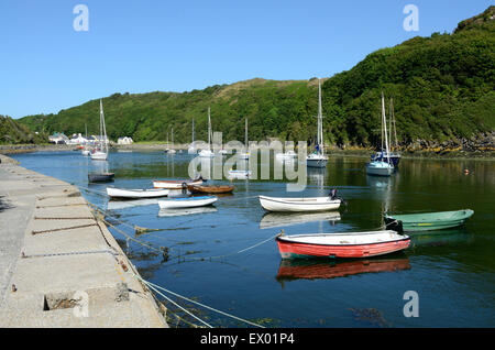 Barche nel porto di Solva St Brides Bay Pembrokeshire Coast National Park in Galles Foto Stock