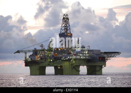 Pechino, Cina. 3 Luglio, 2015. Foto scattata a giugno 13, 2015 mostra la Xingwang deep-sea semi-sommergibili Piattaforma di perforazione in corrispondenza di Liwan3-2 gasfield nel mare della cina del sud, sud della Cina. Più grande della Cina offshore Oil e Gas produttore CNOOC Ltd. ha annunciato in luglio 3, 2015 che la sua Xingwang deep-sea semi-sommergibili Piattaforma di perforazione è iniziata la perforazione a 1.300 metri livello subacqueo in Liwan 3-2 Campo di gas nel Mare della Cina del Sud. © Zhao Liang/Xinhua/Alamy Live News Foto Stock